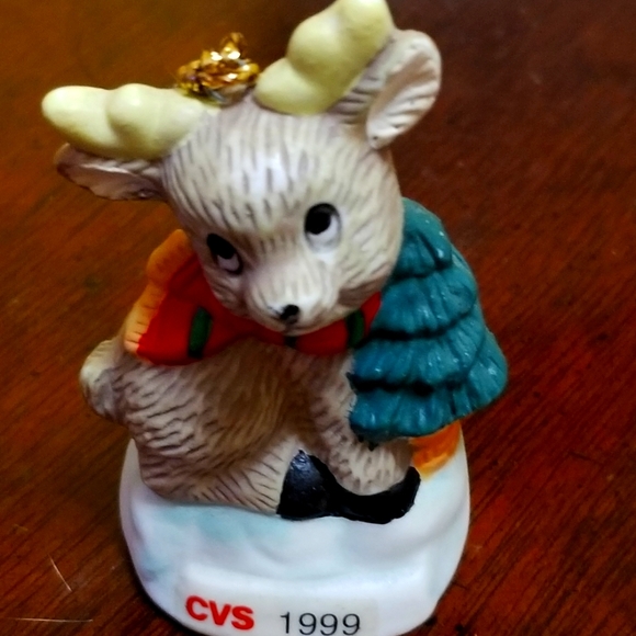 VINTAGE 1999 CVS DEER SITTING NEXT TO XMAS TREE - UNGLAZED TREE DECORATION - Picture 1 of 8